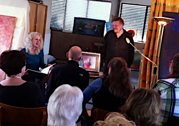 HJT Kolb und Heidi Pohlmann bei einer Lesung aus 'Wanderungen ...' zu einer Ausstellungseröffnung im Kunstraum 5, Hennef, November 2014